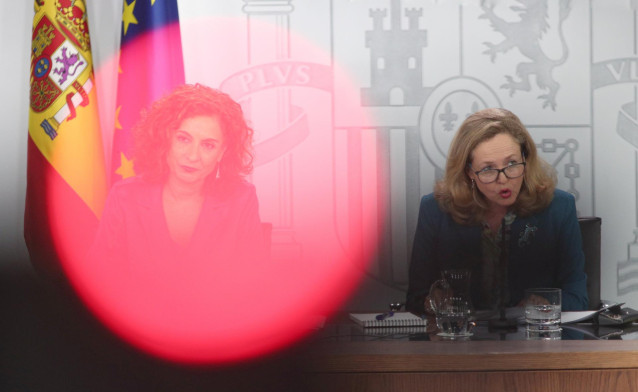La ministra portavoz y de Hacienda, María Jesús Montero y la vicepresidenta tercera y ministra de Asuntos Económicos y Transformación Digital, Nadia Calviño, durante la rueda de prensa tras el Consejo de Ministro