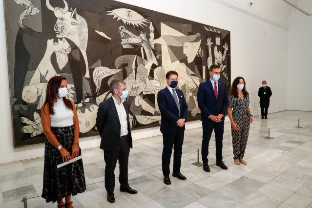 La vicepresidenta del Patronato del Museo Nacional Centro de Arte Reina Sofía, Beatriz Corredor; el director del Museo, Manuel Borja-Villel; el primer ministro italiano, Giuseppe Conte; y el presidente del Gobierno, Pedro Sánchez, posan junto al Guernica