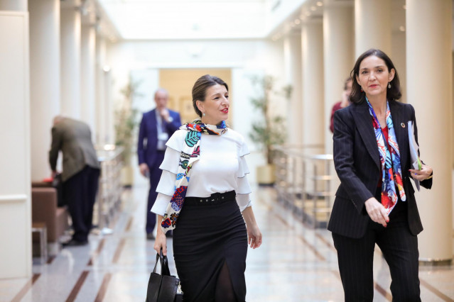 Las ministras de Trabajo y Economía Social, Yolanda Díaz,  y de Industria, Comercio y Turismo, Reyes Maroto