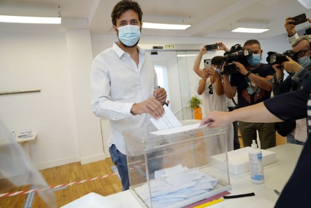 El candidato de Galicia en Común-Anova Mareas a la Presidencia de la Xunta, Antón Gómez-Reino, vota en A Coruña