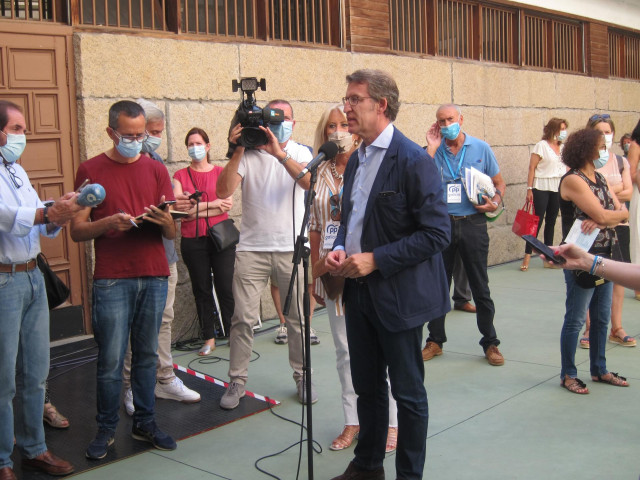 El presidente de la Xunta y candidato del PPdeG a la reelección, Alberto Núñez Feijóo, comparece ante los medios tras votar en el colegio vigués Niño Jesús de Praga