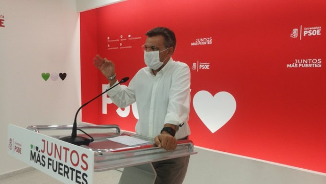 El portavoz del PSOE de Extremadura, Juan Antonio González, en rueda de prensa