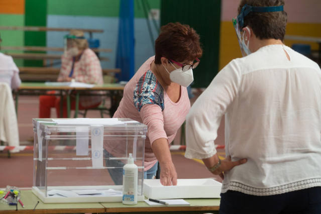 Una mujer acude a votar en las elecciones autonómicas de Galicia en la población de Burela, en la comarca de A Mariña, Lugo, Galicia (España), a 12 de julio de 2020.