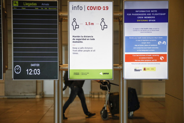 Pasajeros abandonan una de las salidas de la sala de llegadas de la Terminal 1 del Aeropuerto de Barajas.