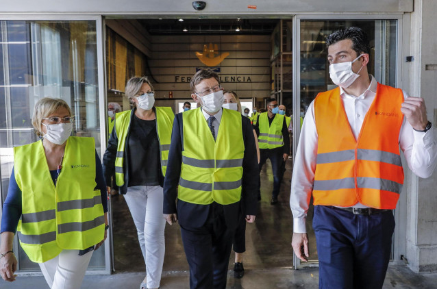 El 'president' de la Generalitat, Ximo Puig, visita el almacén sanitario de Feria Valencia en una imagen de archivo
