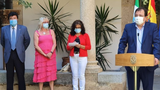 Vara junto a Francisco Javier Peinado (Creex), Encarna Chacón (CCOO) y Patrocinio Sánchez (UGT) en la firma del documento marco para la Agenda de la Reactivación Social y Económica de Extremadura