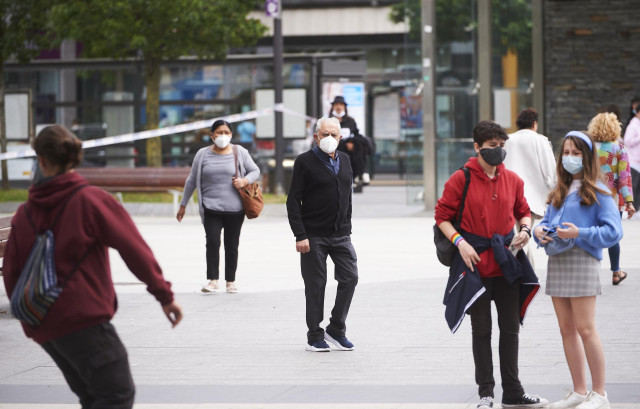 Transeúntes pasean por calles de Santander con mascarilla