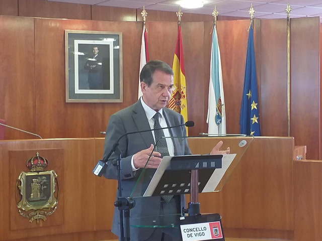El alcalde de Vigo, Abel Caballero, en una rueda de prensa en el Salón de Plenos del Ayuntamiento olívico.