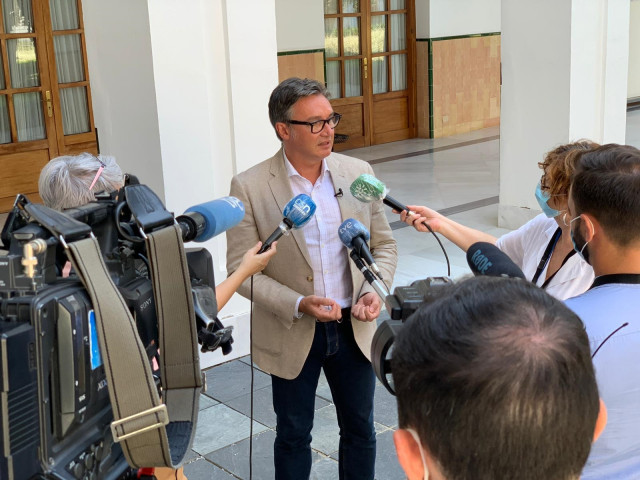 El diputado de Vox en Andalucía Manuel Gavira atendiendo a los periodistas en el Parlamento