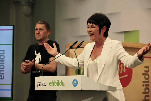 La candidata a lehendakari por EH Bildu, Maddalen Iriarte, durante la noche electoral del 12J en la sede del partido, donde ha celebrado  los resultados obtenidos por su formación en las elecciones vascas, en San Sebastián
