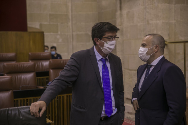 El vicepresidente de la Junta de Andalucía, Juan Marín (i), conversa con el diputado Julio Díaz (i) antes del inicio de la primera jornada de la sesión plenaria en el Parlamento de Andalucía. En Sevilla, (Andalucía, España), a 17 de junio de 2020.