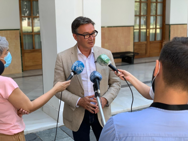El diputado de Vox y presidente de la comisión de estudio sobre la recuperación económica y social de Andalucía a causa de la pandemia del Covid-19, Manuel Gavira, atendiendo a los periodistas