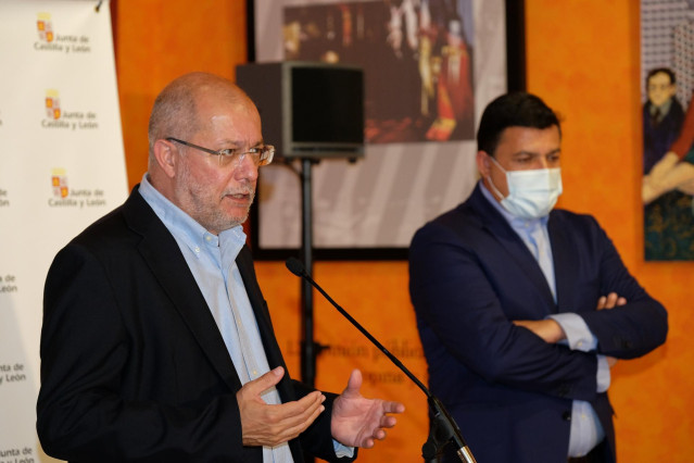 Igea comparece ante los medios tras la reunión con alcaldes abulenses de la zona de Cebreros.