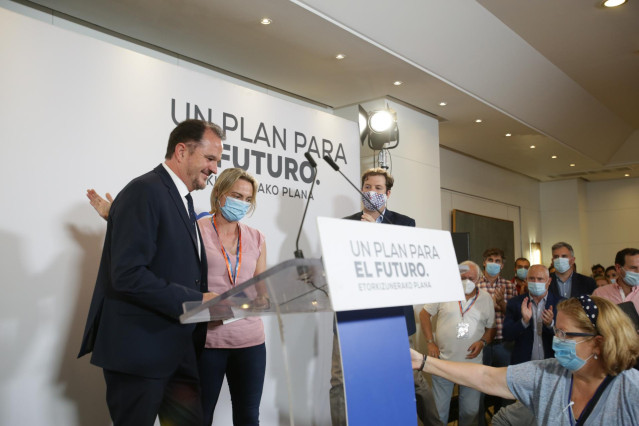 El candidato a lehendakari por la coalición Partido Popular y Ciudadanos, Carlos Iturgaiz y la presidenta del PP de Bizkaia, Raque González, durante la noche electoral