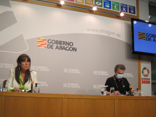 La consejera de Sanidad, Sira Repollés, y el director general de Salud Pública, Francisco Javier Falo.