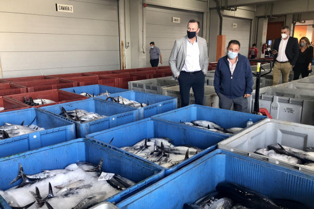 El consejero de Pesca, Guillermo Blanco, en la lonja de Santoña