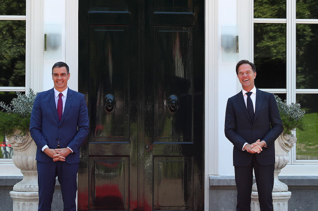 El presidente del Gobierno, Pedro Sánchez (i), antes de su reunión con el primer ministro de Países Bajos, Mark Rutte (d), con quien intenta acercar posiciones sobre el fondo europeo post-Covid antes del Consejo Europeo de los días 17 y 18.