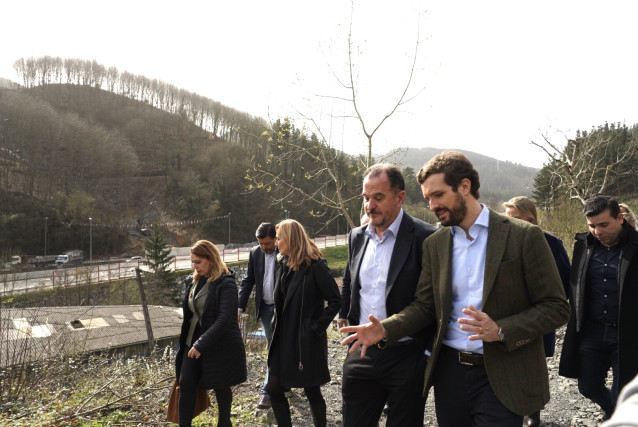 El candidato a lehendari de la coalición PP+Cs, Carlos Iturgaiz , y el presidente del PP, Pablo Casado.