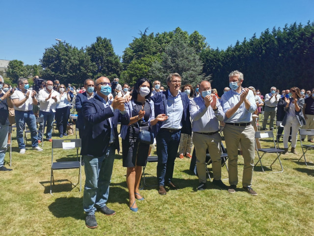 El presidente del PPdeG, Alberto Núñez Feijóo, junto a los presidentes del partido en la provincia de Ourense, Manuel Baltar; en Lugo, Elena Candia; en Pontevedra, Alfonso Rueda; y el secretario general, Miguel Tellado.