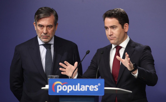 El secretario de Justicia e Interior del PP, Enrique López (izq) y el secretario general del Partido Popular, Teodoro García Egea (dech), en rueda de prensa, en la sede del paertído en la calle Génova, Madrid (España), a 22 de enero de 2020.