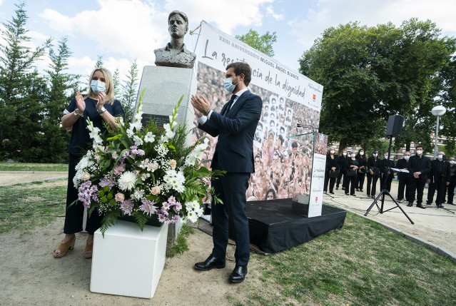 El líder del PP, Pablo Casado, asiste al acto de homenaje de Miguel Ángel Blanco, concejal del PP asesinado por ETA hace 23 años. Le acompaña su hermana y presidenta de la Fundación Miguel Ángel Blanco, Mari Mar Blanco. En Madrid, a 13 de julio de 2020.
