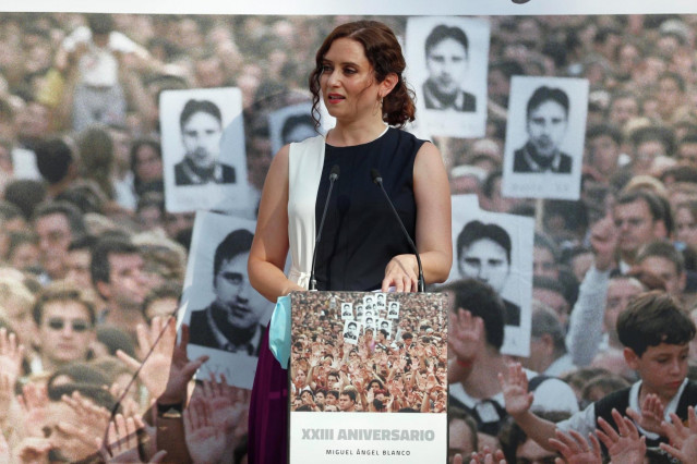 Imagen de la presidenta de la Comunidad de Madrid, Isabel Díaz Ayuso, en un acto de homenaje al edil Miguel Ángel Blanco, asesinado por la banda terrorista ETA.