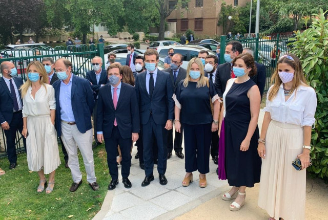 La presidenta de la Comunidad de Madrid, Isabel Díaz Ayuso, el alcalde de Madrid, José Luis Martínez-Almeida, el líder del PP, Pablo Casado y la presidenta de la Fundación Miguel Ángel Blanco, entre otros representantes políticos.