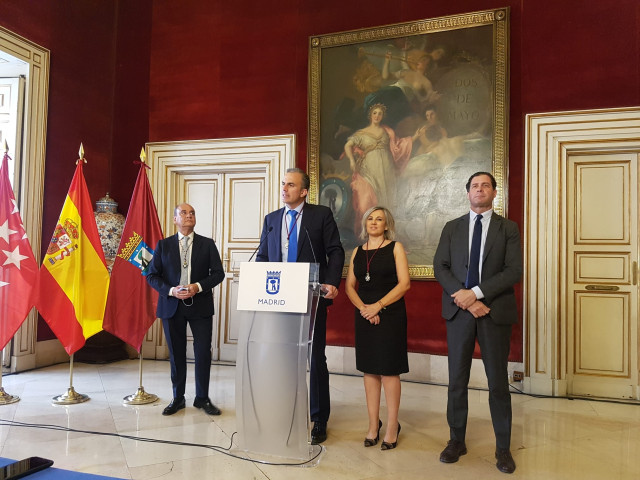 El portavoz de VOX en el Ayuntamiento de Madrid, Javier Ortega Smith (2d), y los concejales Fernando Martínez Vidal (1i), Arantzazu Cabello López (2d) y Pedro Fernández Hernández (1i), atienden a los medios tras la firma de los Acuerdos de la Villa.