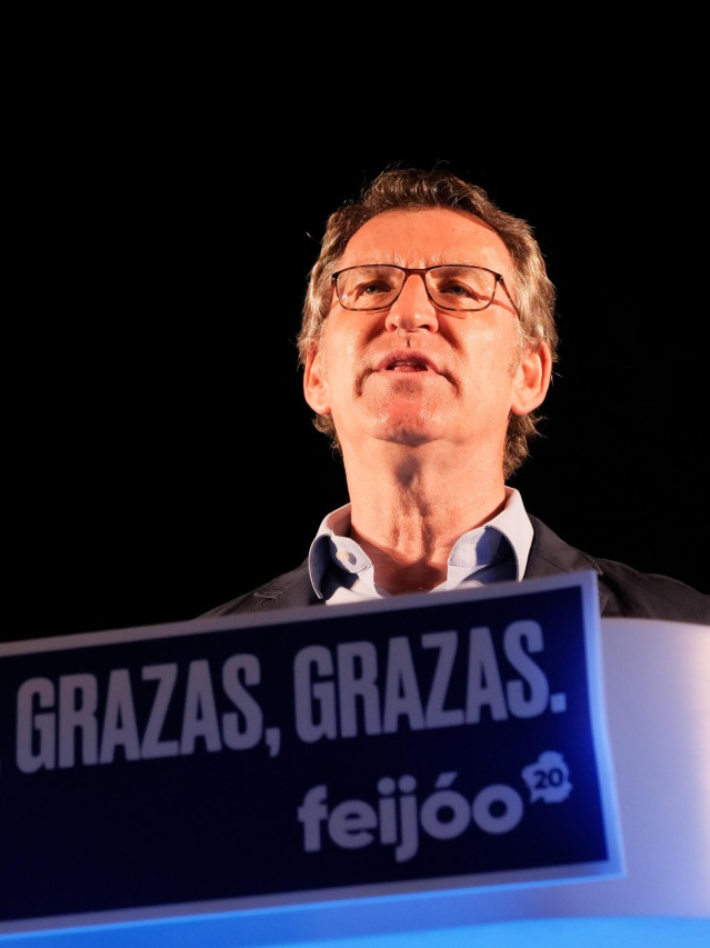 El presidente de la Xunta y candidato a la reelección por el PP, Alberto Núñez Feijóo, valora los buenos resultados obtenidos por su formación en las elecciones gallegas durante la noche electoral del 12J en Santiago de Compostela, A Coruña, Galicia (Espa