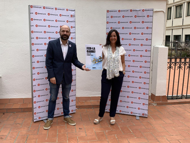 El vicepresidente de Òmnium Cultural Marcel Mauri y la abogada Neus Torbisco en la presentación de la campaña contra la Corona