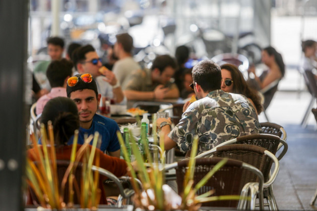 Varias personas en una terraza de un restaurante de Madrid (España), a 22 de junio de 2020.