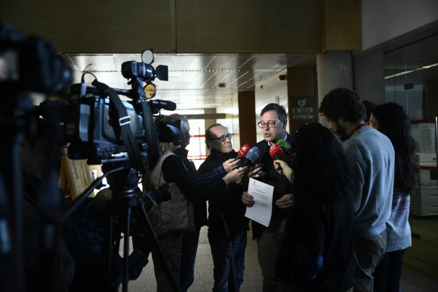 El portavoz del Partido Popular en la Asamblea de Madrid, Alfonso Serrano, explica a los medios la PNL que ha registrado el grupo parlamentario popular en la piden que Sánchez rechace públicamente las exigencias de ERC y Bildu tras apoyar su investidura,