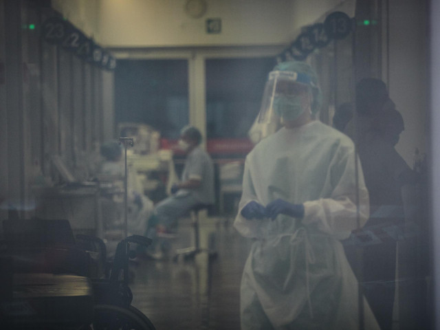 Trabajadores sanitarios en el interior del Complejo Hospitalario de Navarra donde durante la jornada de hoy diversos voluntarios de la asociación sin ánimo de lucro DYA las han desinfectado para prevenir la expansión del coronavirus. En Pamplona, (Navarra