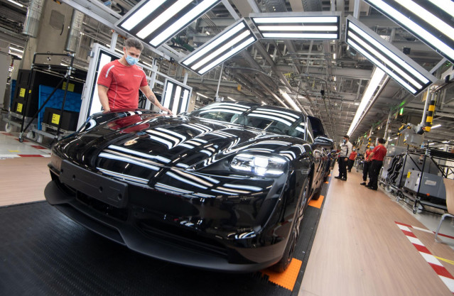 Imagen de la producción del Porsche Taycan.