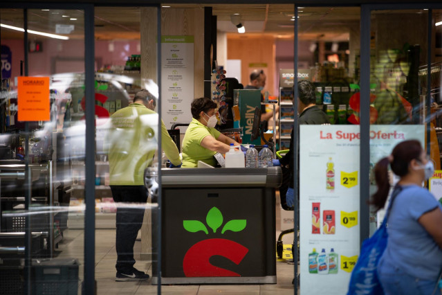 Entrada de un supermercado abierto durante el día 45 del estado de alarma decretado por el Gobierno por la pandemia del Covid-19, en Barcelona.