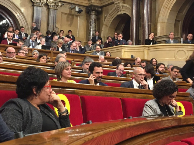 En el centro, el presidente del Parlament, Roger Torrent, hablando por teléfono