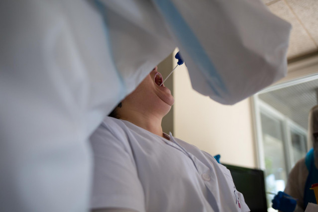 Un voluntario de la ONG Proactiva Open Arms realiza un test rápido de Covid-19 haciendo un frotis de garganta a una trabajadora sanitaria. En Sant Pere de Ribes/Barcelona/Catalunya (España) a 30 de abril de 2020.