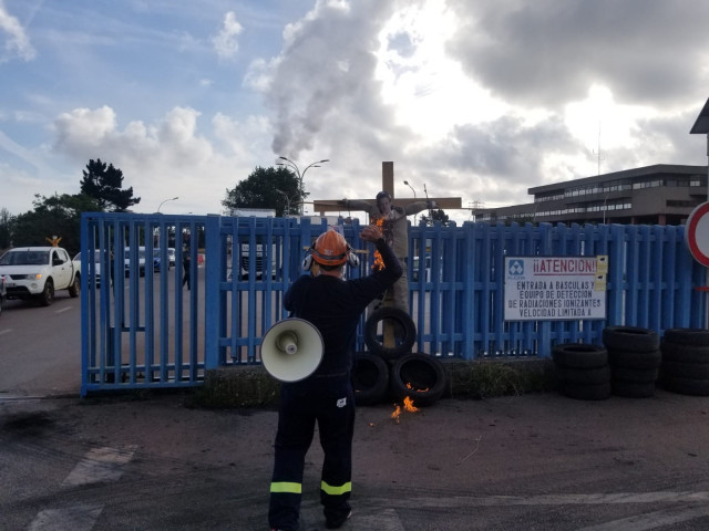 Protesta de trabajadores de Alcoa con la quema de un muñeco del presidente de Alcoa