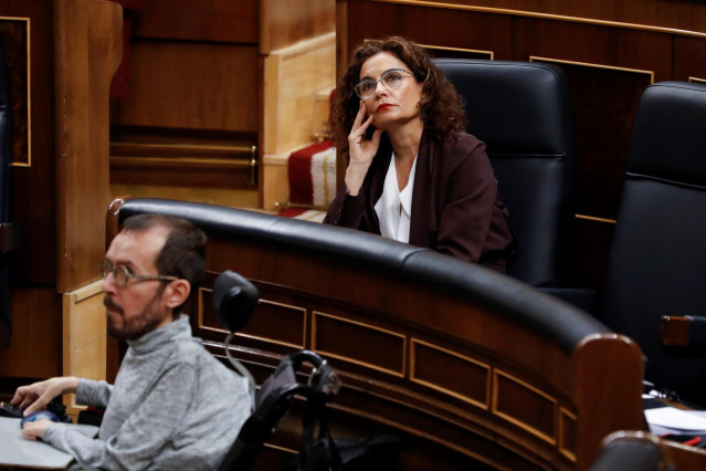 La ministra de Hacienda, María Jesús Montero (d), y el portavoz parlamentario de Unidas Podemos, Pablo Echenique, en el Congreso