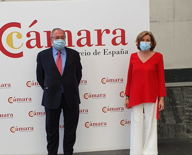 El presidente de la Cámara de Comercio, José Luis Bonet, y la secretaria de Estado de Economía y Apoyo a la Empresa, Ana de la Cueva