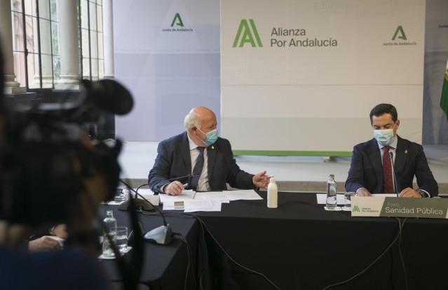 El presidente de la Junta, Juanma Moreno (d), junto al consejero de Salud y Familias, Jesús Aguirre (i), durante su reunión en el marco de la Alianza por Andalucía y en el que participan representantes del ámbito sanitario andaluz. En el Palacio de San Te