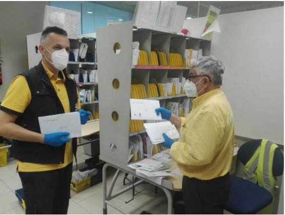 Correos reparte mascarillas en los hogares de Llanera.