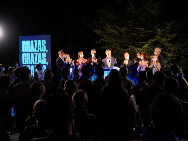 El presidente de la Xunta y candidato a la reelección por el PP, Alberto Núñez Feijóo, junto a varios conselleiros y miembros del partido en la noche electoral.