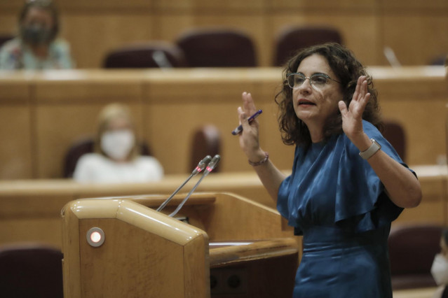 La portavoz del Gobierno y ministra de Hacienda, María Jesús Montero, contesta la interpelación de la senadora del Grupo Popular, Elena Muñoz, durante una sesión de control al Gobierno en el Senado, en Madrid (España) a 14 de julio de 2020. Con este pleno