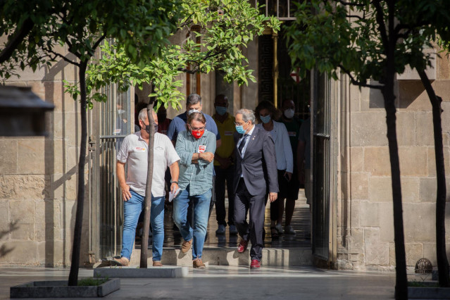 (D-I) El presidente de la Generalitat, Quim Torra; y el secretario general de UGT Catalunya, Camil Ros, antes de la recepción de una representación de sindicatos y trabajadores de empresas proveedoras y auxiliares de Nissan que piden una concreción del pl