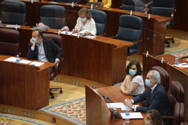 Foto recurso de la presidenta de la Comunidad de Madrid, Isabel Díaz Ayuso (2d), el consejero de Sanidad, Enrique Ruiz Escudero (1d) y el consejero de Políticas Sociales, Alberto Reyero (3d).