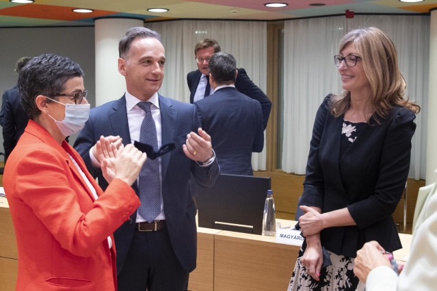HANDOUT -13 July 2020, Belgium, Brussels: German Foreign Minister Heiko Maas (C) speaks with Spanish Foreign Minister Arancha Gonzalez Laya (L) and Bulgarian Foreign Minister Ekaterina Zaharieva during the European Union Foreign Ministers Council meeting.