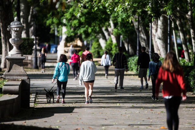 Transeúntes caminando y haciendo deporte por la calle del Prado de Madrid.