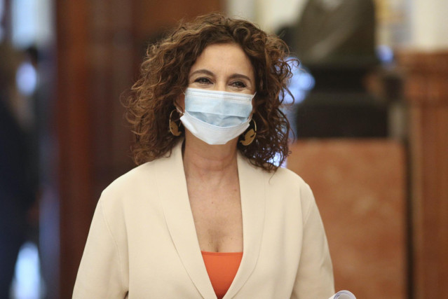 La portavoz del Gobierno y ministra de Hacienda, María Jesús Montero, protegida con mascarilla a su llegada a una sesión plenaria celebrada en el Congreso de los Diputados en el que se debate el proyecto de ley de Impuesto sobre transacciones financieras,