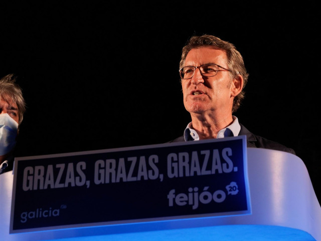 El presidente de la Xunta y candidato a la reelección por el PP, Alberto Núñez Feijóo, valora los buenos resultados obtenidos por su formación en las elecciones gallegas durante la noche electoral del 12J en Santiago de Compostela, A Coruña, Galicia (Espa